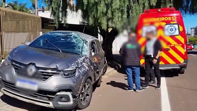 Captur capota após acidente com Saveiro no bairro Parque São Paulo, em Cascavel