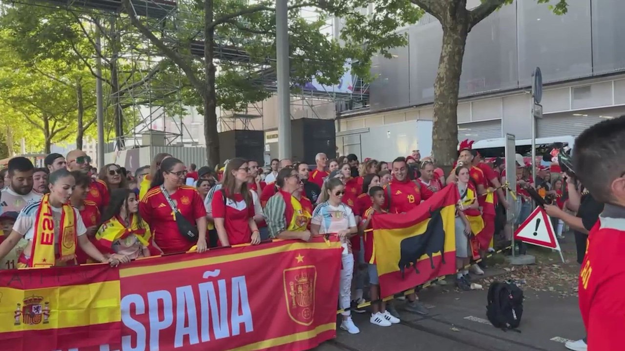 Así recibió la afición española al bus de la Selección