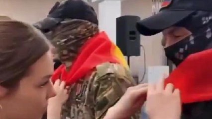 Alumnas adolescentes de Artek condecoran a mercenarios de la Wagner.