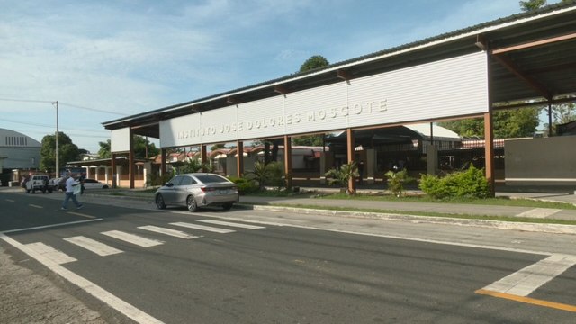 Estudiantes y docentes del colegio José Dolores Moscote protestan por reintegración de 43 educadores