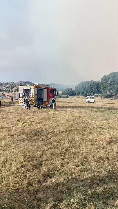 Trabajos para parar el incendio de Navaluenga en la carretera de Navalmoral a San Juan de la Nava