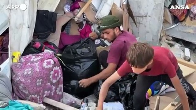 Gaza, civili palestinesi tra le macerie di Khan Yunis