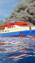 إندونيسيا.. حريق يلتهم عبارة ركاب ويجبر المئات على القفز في البحر