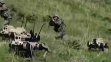 China test bewapende robothonden en drones in offensieve simulatie met infanterietroepen