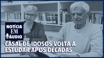 Casal de idosos volta a estudar após décadas longe da sala de aula