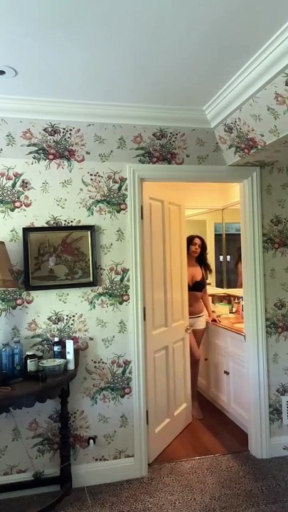 Mallika Sherawat shares a video flaunting her toned, strong, and fit look. #MallikaSherawat #Actress #Bollywood #Entertainment