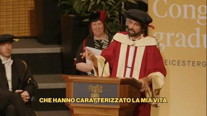 Il cantante dei Kasabian riceve la laurea e omaggia Claudio Ranieri: "Dilly ding, dilly dong"