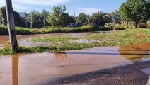 Adutora de água tratada rompe, e avenida de Uberlândia fica alagada