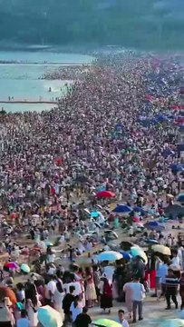🇨🇳🏖️☀️ EN IMAGES – Marée humaine sur une plage de Shenzhen Sous l’effet des fortes chaleurs, des milliers de personnes se sont ruées sur une plage de Shenzhen, en Chine 🥵🌊