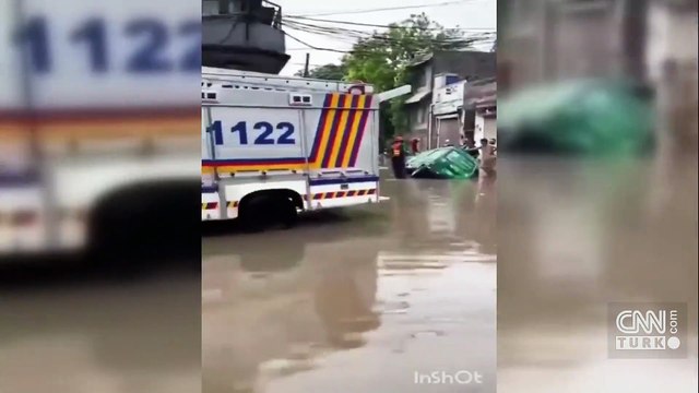 Pakistan'da sel felaketi: Boğulma pahasına böyle yayın yaptı!