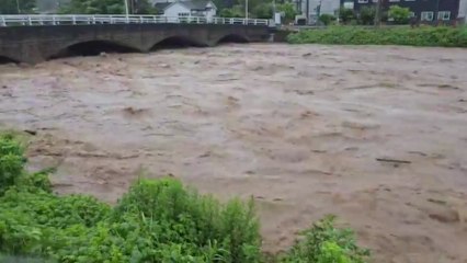 [제보영상] 빠르게 흐르는 흙탕물...넘칠 듯 '아슬아슬' / YTN