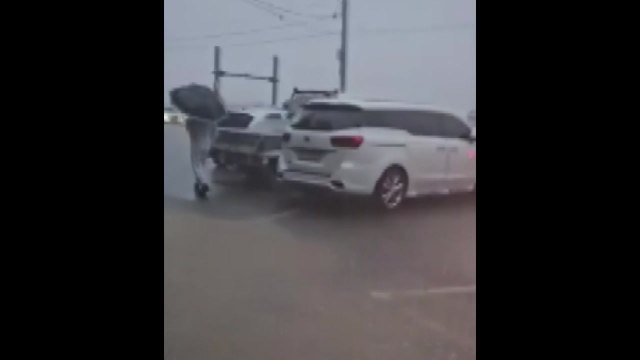 [제보영상] 비에 아파트 차량 침수... 매년 침수 반복 / YTN