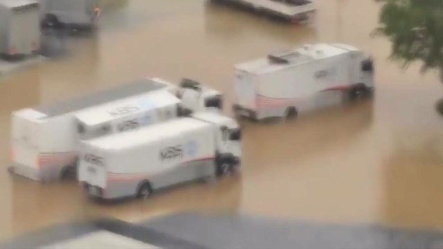 [제보영상] 넘친 강물에 공연장도 침수...차량도 잠겨 / YTN