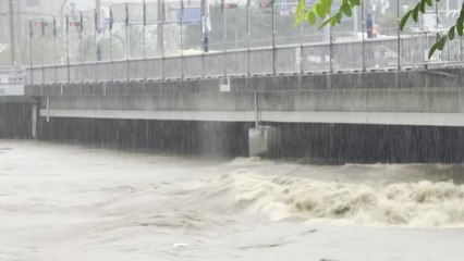[제보영상] 넘치는 강물..."공사 장비까지 잠겨" / YTN