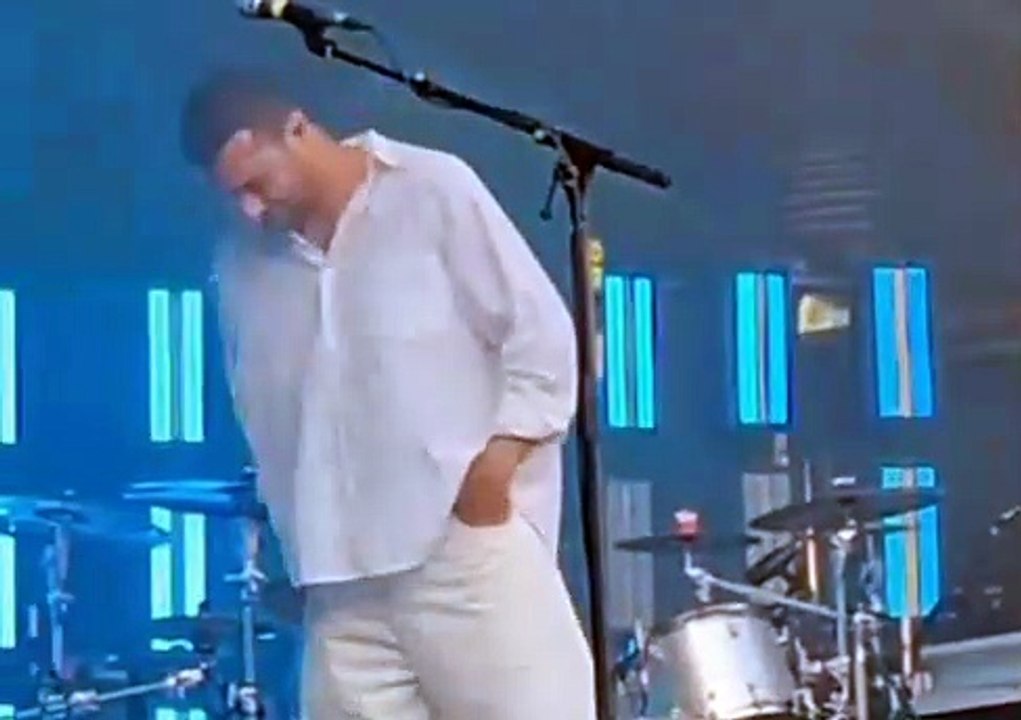 Le chanteur Amir craque et se retrouve en larmes sur la scène des Francofolies après les appels au boycott dont il est victime : "La seule réponse à la haine, c'est la musique"