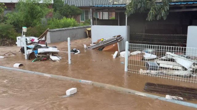[제보영상] 경남 진주 외율마을 침수... 복구 중에 또 잠겨 / YTN