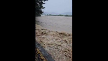 [제보영상] 사거리 잠기기 시작...짙은 흙탕물 가득 / YTN