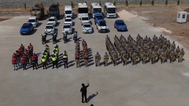 Şanlıurfa'da Jandarma ekipleri, motosiklet hırsızlığına yönelik yürüttüğü operasyon kapsamında Eyyübiye'de bulunan iki ayrı iş yerine baskın düzenledi. Operasyonda çalıntı ve usulsüz yollarla piyasaya sürülmeye çalışılan motosikletler ele geçirildi.