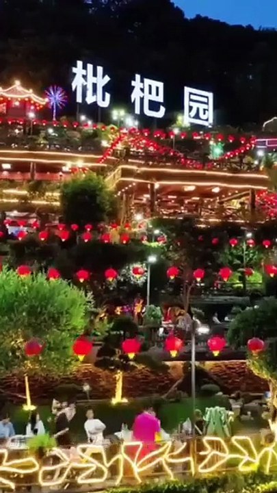 Pipa Yuan Shiweixian is the world's largest Hotpot restaurant in Chongqing - seating 5,851 diners and spread across 888 tables.