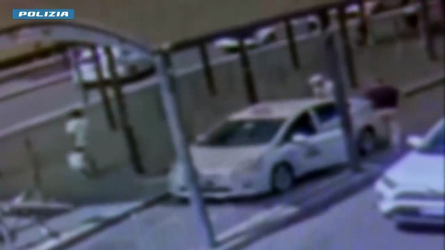 Milano, rubano uno zaino con gioielli e orologi di lusso su un treno: fermati dalla polizia