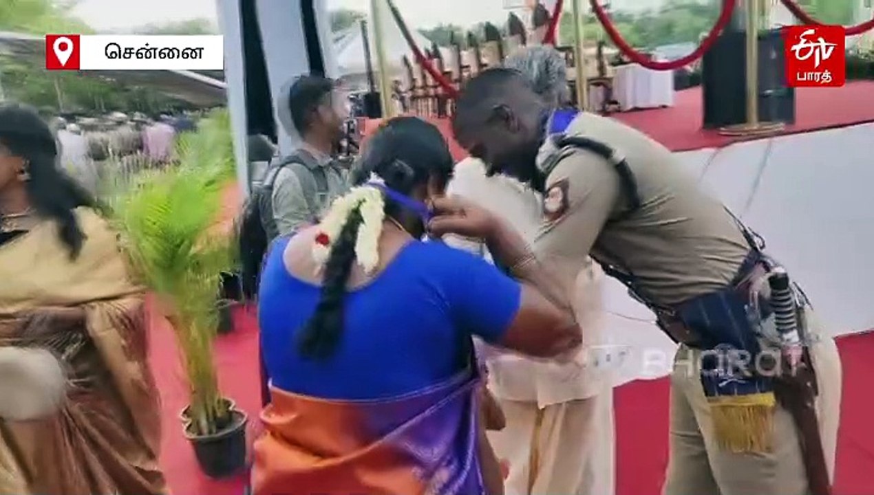 மனைவிக்கு வீர வாளை வழங்கிய டிஎஸ்பி... வைரலாகும் வீடியோ!