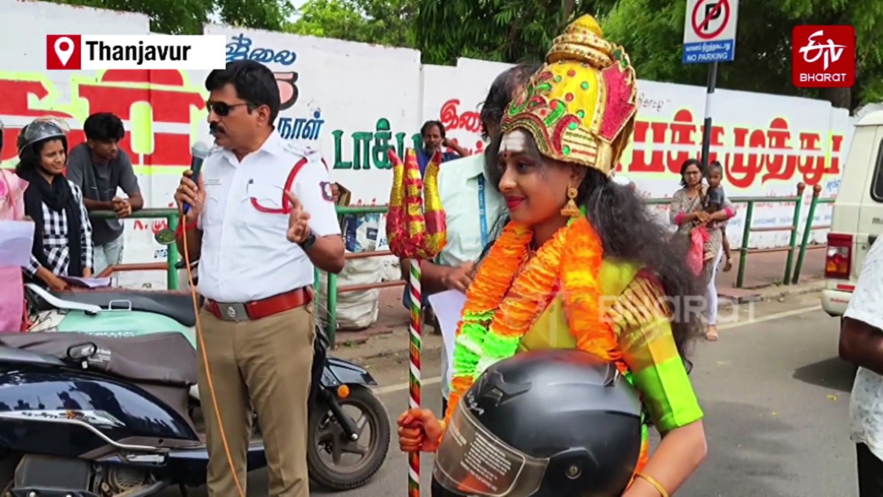 Thanjavur: Women Riders Wearing Helmets Rewarded With Silk Saree And Gold Coin By City Traffic Police