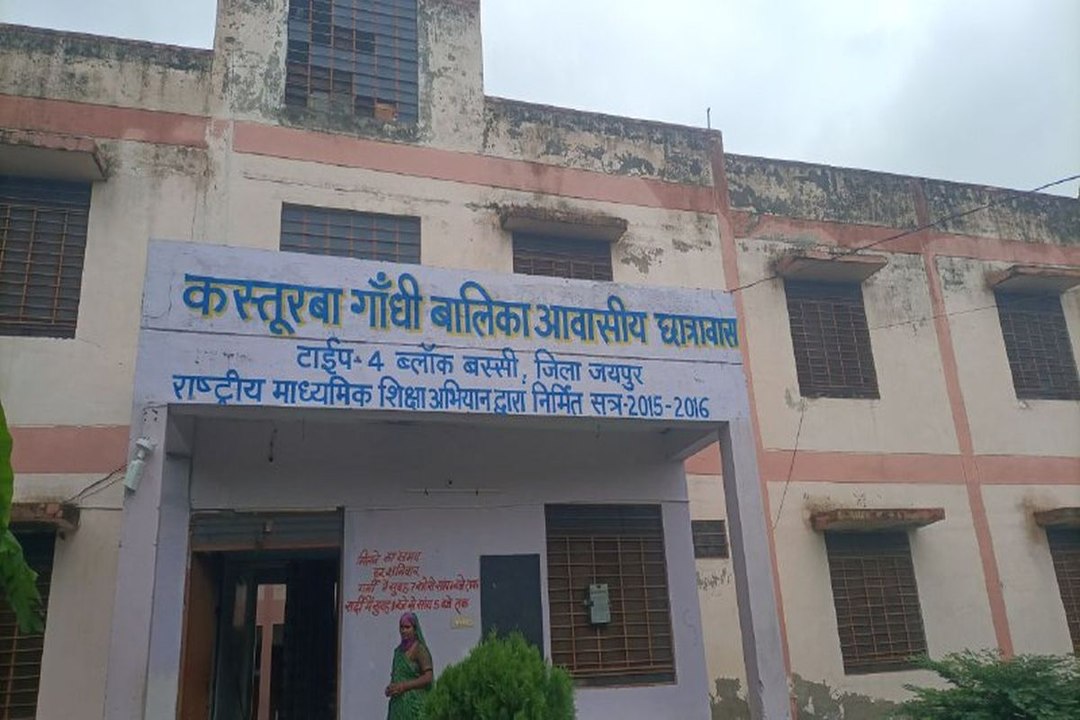 बालिका छात्रावास भवन में दीवारों में आई दरारें, छात्राओं ने भय के साए में काटी रात