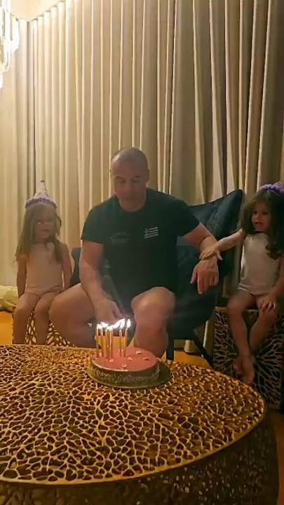 Γενέθλια για τον Ζαμπίδη: Έσβησε τα κεράκια με τις δίδυμες κόρες του – «Έκαναν το βράδυ μαγικό»