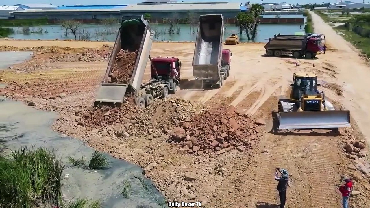 Super Powerful Dump Truck 25Ton Unloading Dirt with Amazing Bulldozer SHANTUI Moving Dirt into Water