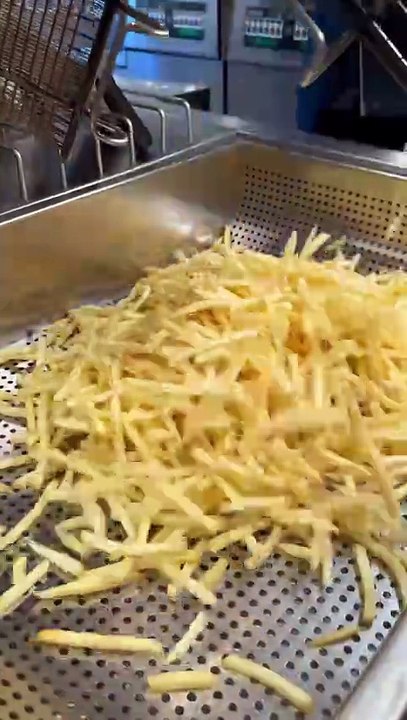 Follow for more ASMR videos🌮🍟 Credits: @goldencaffe.iq #mukbang #asmr #fastfood #asmreating