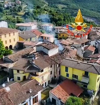 Incendio in una palazzina a Serle, vigili del fuoco in azione