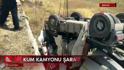 Şanlıurfa'da kum kamyonu şarampole devrildi