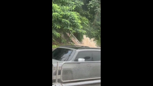 [제보영상] 빗물에 반쯤 잠긴 국도...물살 가르는 차들 / YTN