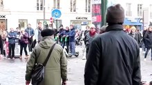 Il pousse un handicapé dans les escaliers !!! (Expérience Sociale)
