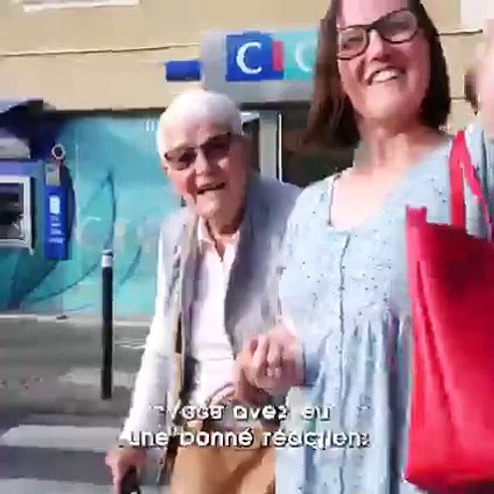 Oublier 50€ dans un distributeur (Expérience Sociale)