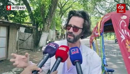 বিলাসী বাহন এৰি বিদেশী যুৱকে অসমত চলাইছে ৰিক্সা