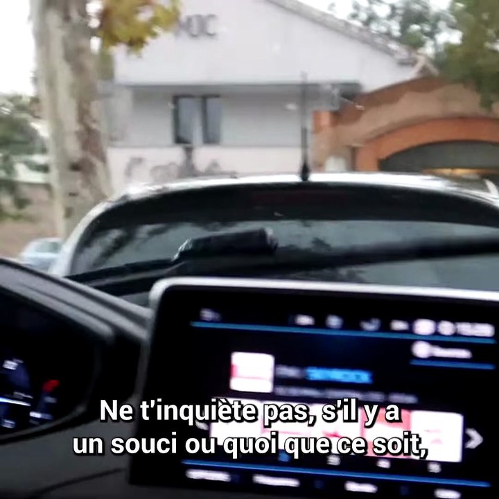 Un homme flirt avec une fille de 12 ans