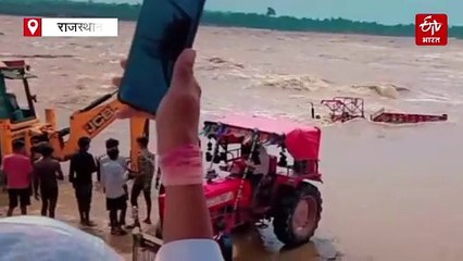 पार्वती नदी में बहे ट्रैक्टर को निकालने गया दूसरा ट्रैक्टर भी बहा, चालक ने कूदकर बचाई जान