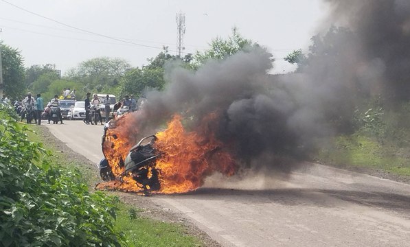 चलती स्कूटी में लगी आग, देखते ही देखते जलकर हुई खाक