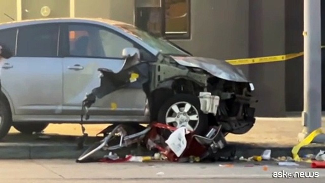 Los Angeles, auto travolge la folla, conducente colpito da spari