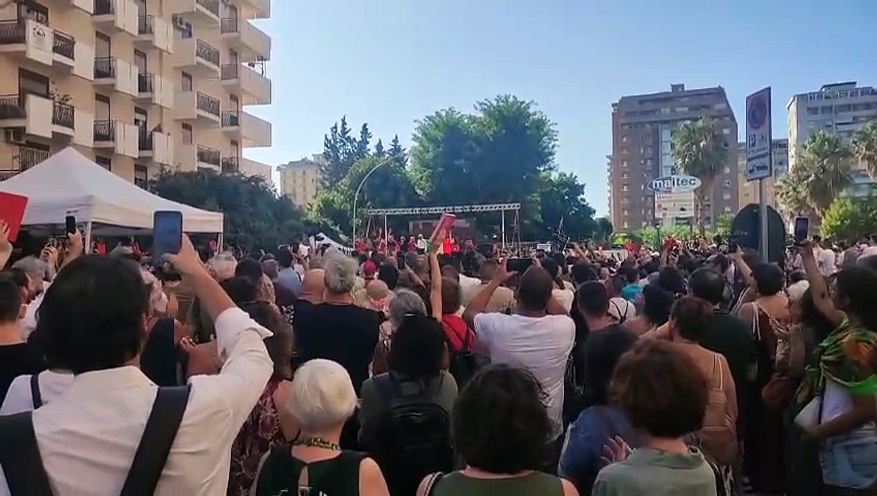Via D'Amelio, ore 16.58. Il silenzio e il lungo applauso per ricordare Paolo Borsellino e la scorta