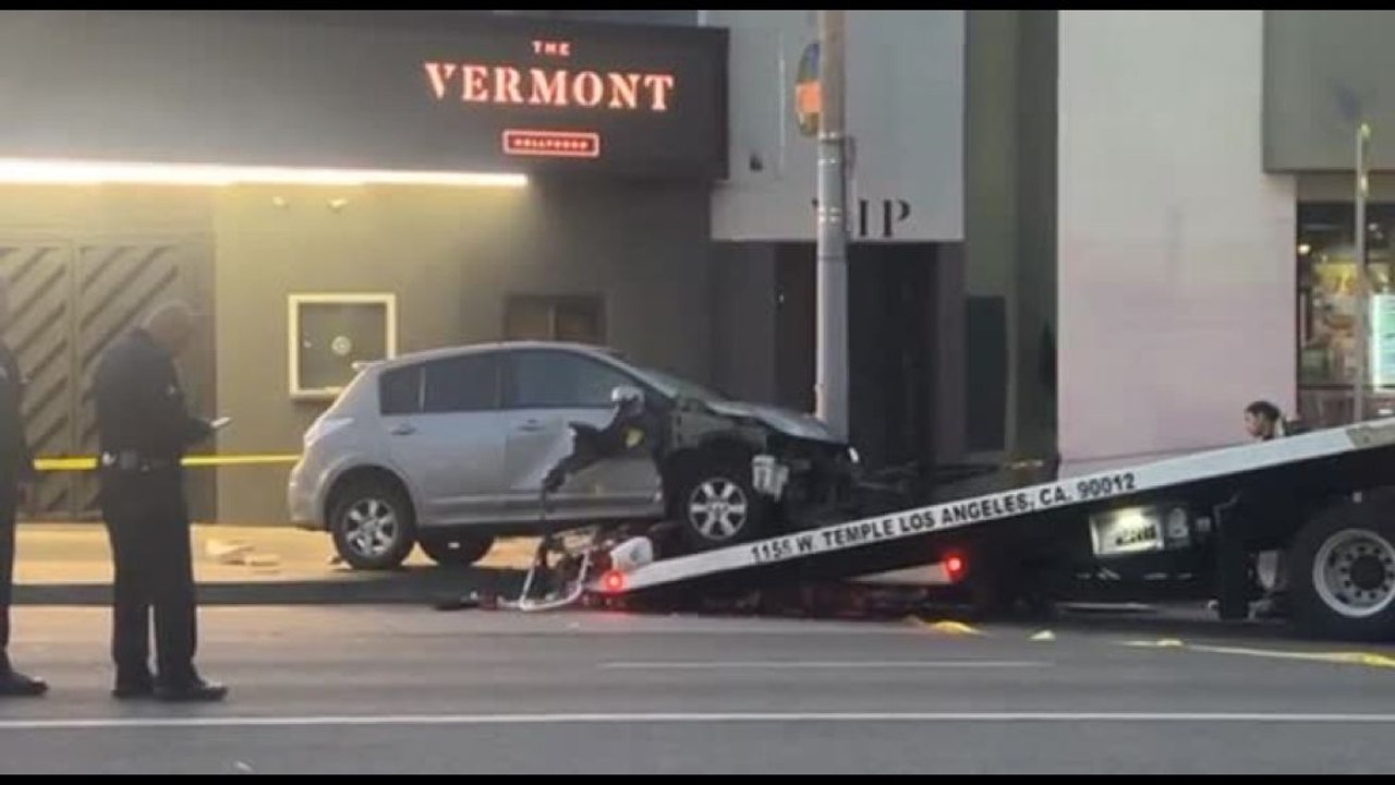 Los Angeles, auto travolge la folla, conducente colpito da spari