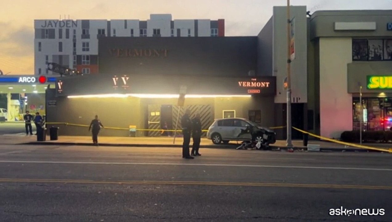 Los Angeles, auto travolge la folla, conducente colpito da spari