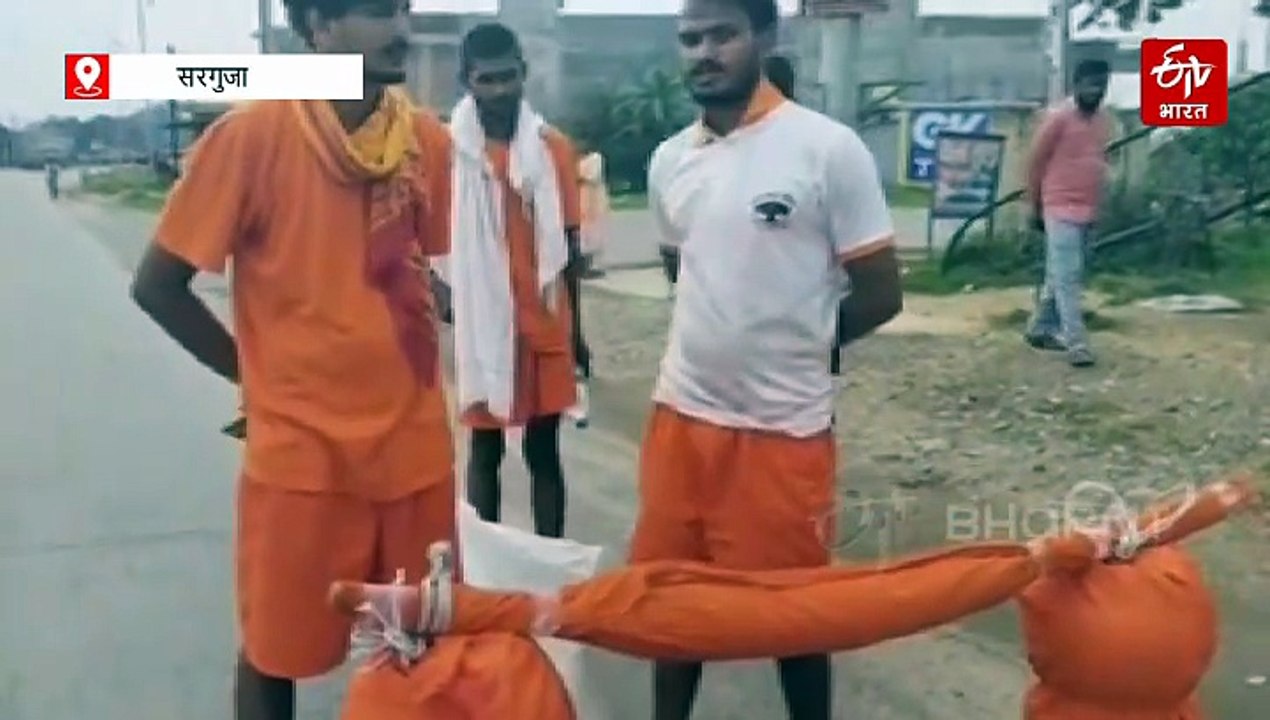 छेड़छाड़ पीड़िता को इंसाफ दिलाने कांवड़ यात्रा; आधा सिर मुड़वाकर 80KM चल रहा पैदल