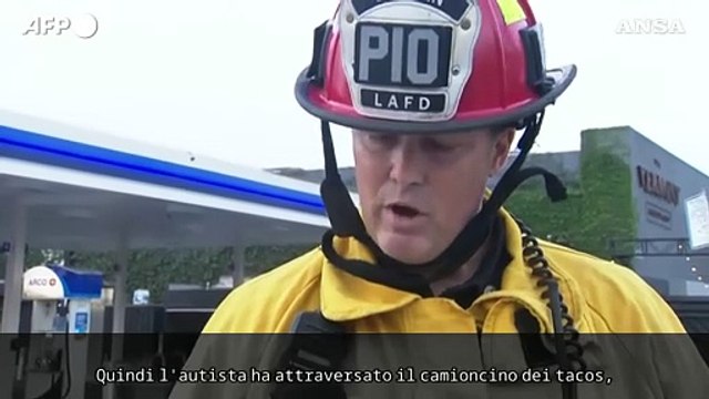 Auto sulla folla a Los Angeles, almeno 30 feriti