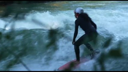 A Monaco torna il surf fluviale sulle onde dell'Eisbach