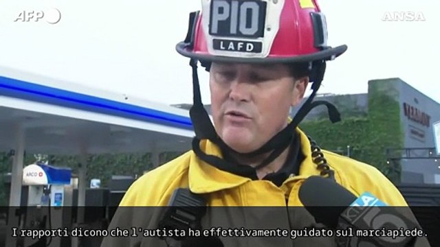 Auto sulla folla a Los Angeles, almeno 30 feriti