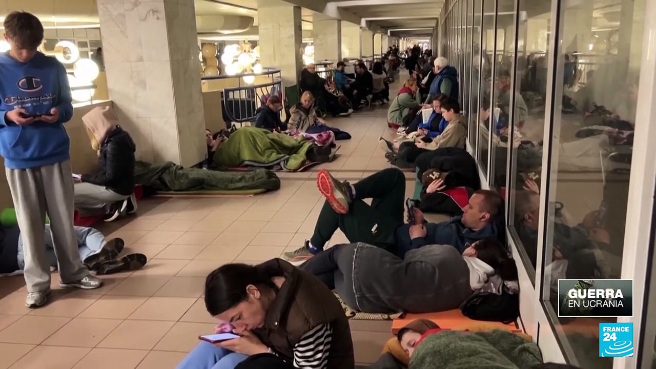 Ucranianos buscan refugio en estaciones de metro mientras Rusia intensifica sus embestidas