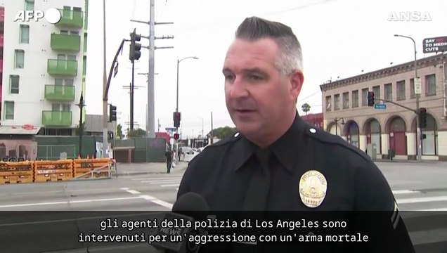 Auto sulla folla a Los Angeles, autista colpito da arma da fuoco