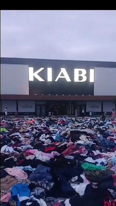 🇫🇷♻️ INSOLITE – 15 tonnes de vêtements usagés déversés devant Kiabi et Décathlon Un véritable monticule textile a été abandonné devant ces enseignes en Meurthe‑et‑Moselle, symbolisant une crise profonde du recyclage dans le secteur du vêtement 👕🔄